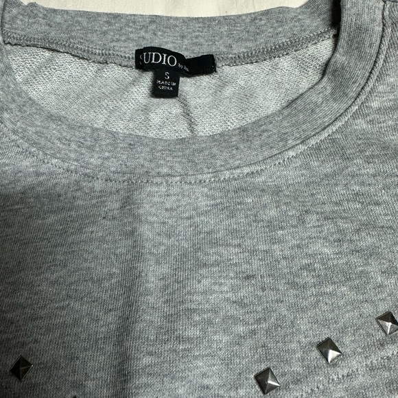 Studio by JPR Med Heather Grey Top/Sweatshirt, size S - Picture 3 of 7